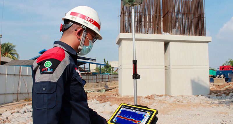 Leica CT1000 Tablet and DXplore field software at construction site detecting underground utility